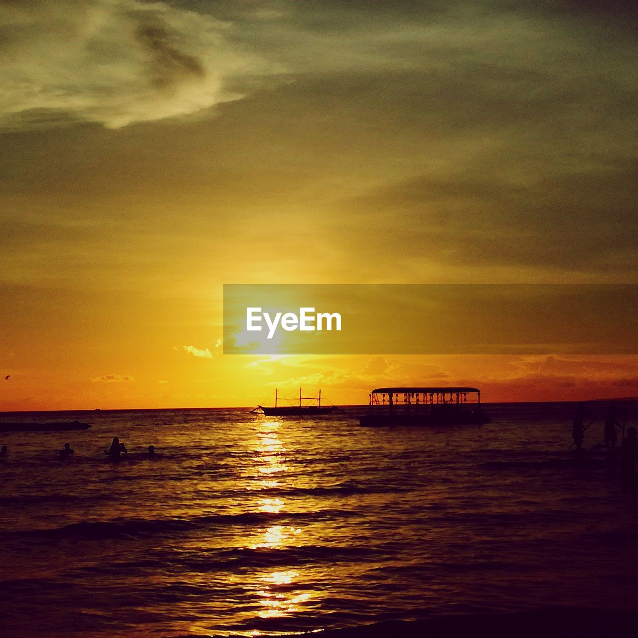 SILHOUETTE BOAT IN SEA AGAINST SKY DURING SUNSET