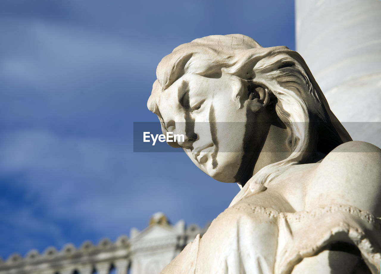 LOW ANGLE VIEW OF STATUE OF BUILDING