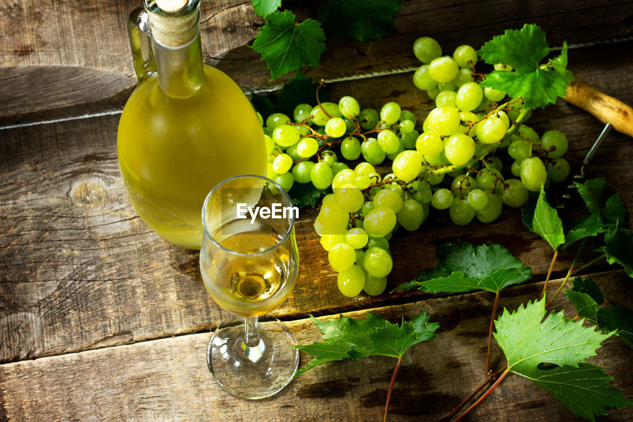 GREEN GRAPES ON TABLE