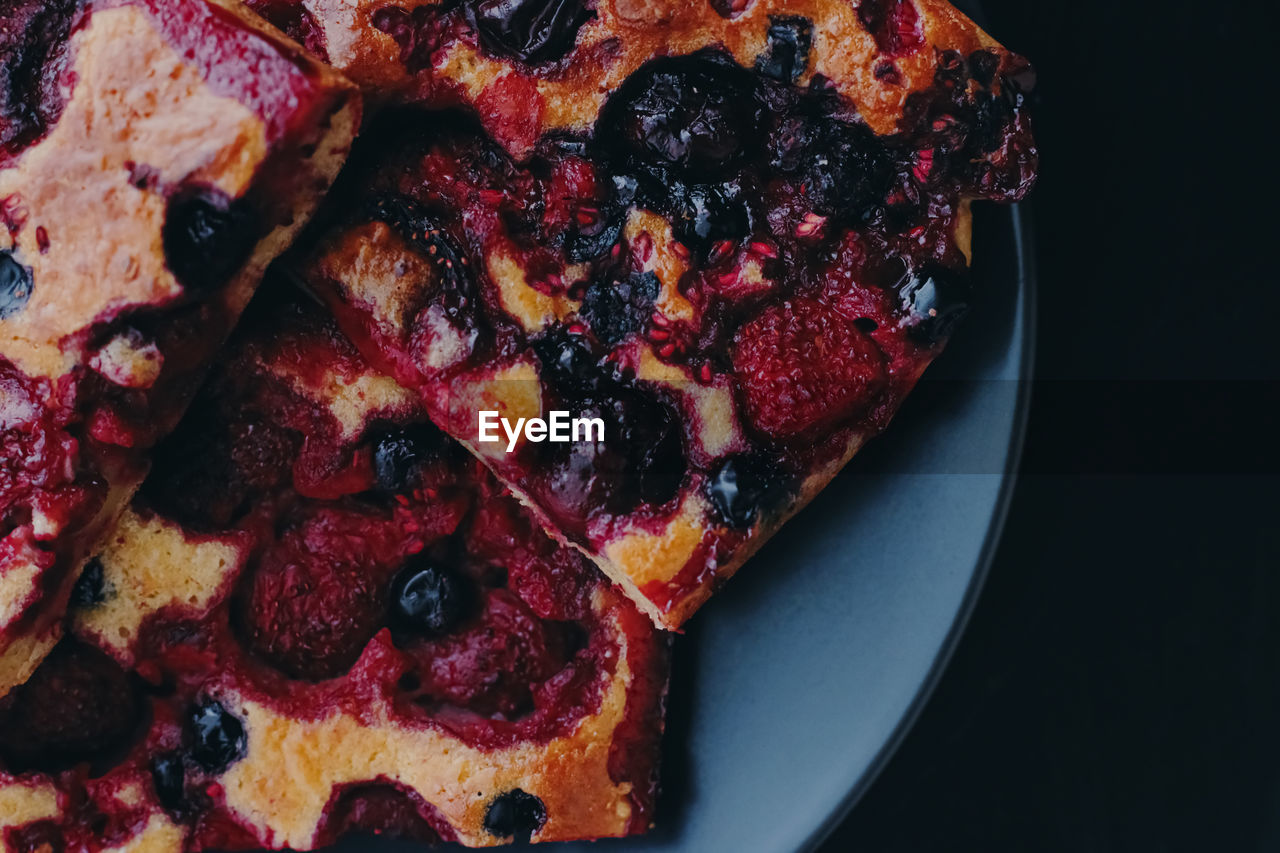 HIGH ANGLE VIEW OF CAKE ON PLATE