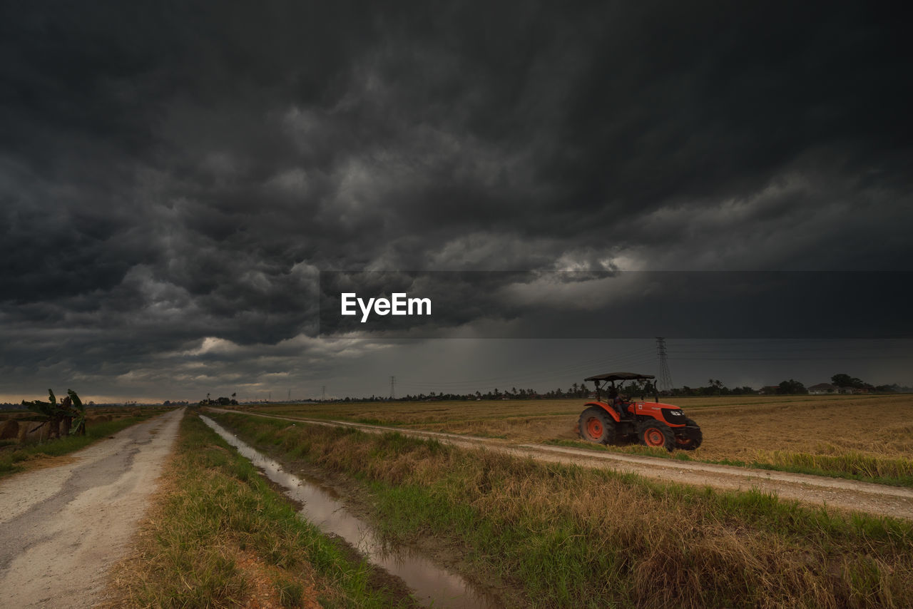 VIEW OF RURAL LANDSCAPE AGAINST CLOUDY SKY