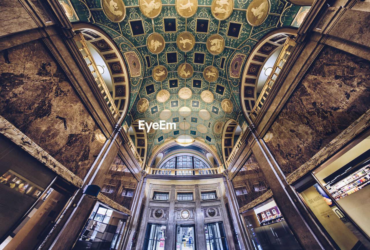 LOW ANGLE VIEW OF ORNATE CEILING IN BUILDING