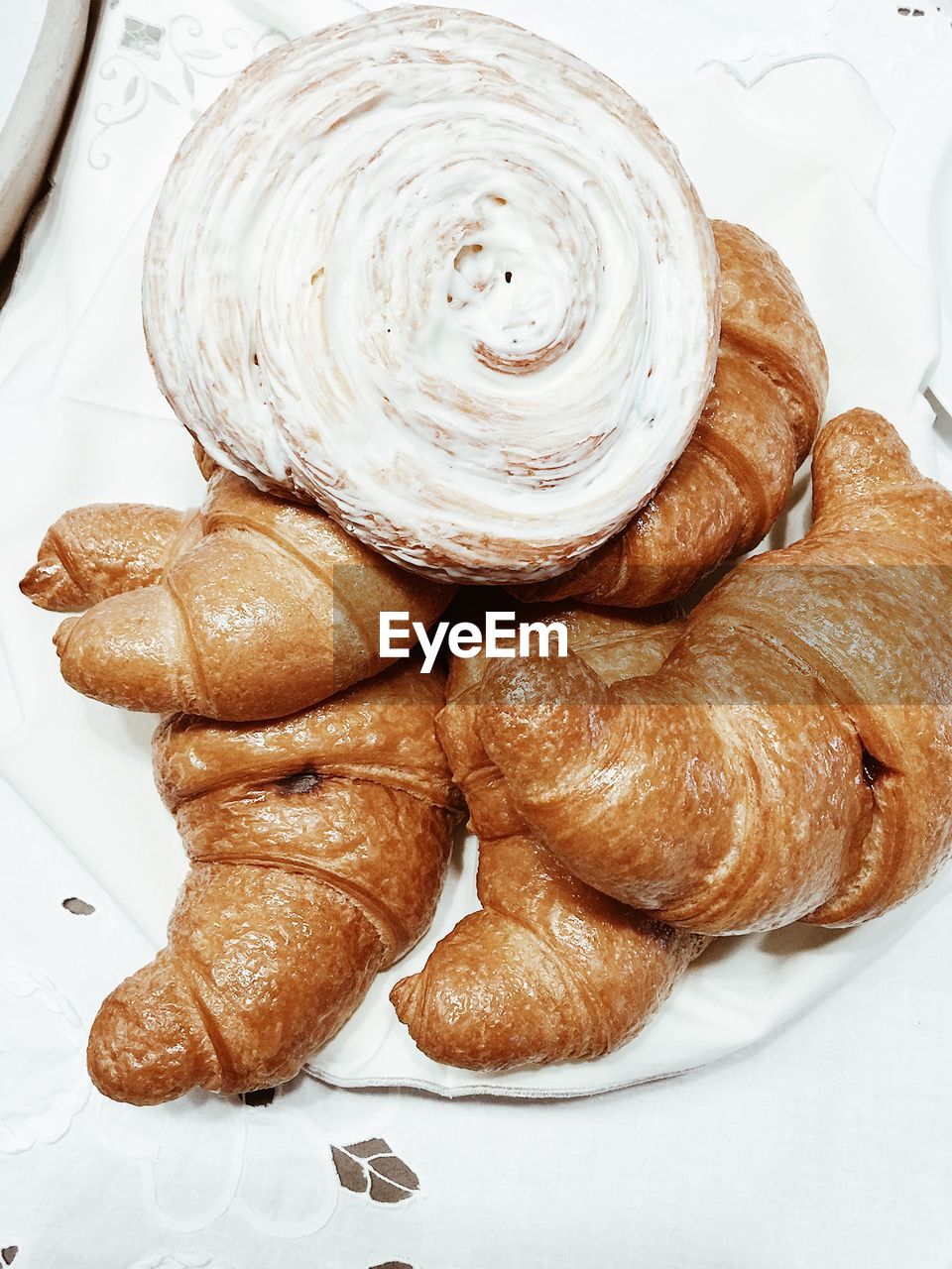 HIGH ANGLE VIEW OF FRESH BREAD ON TABLE