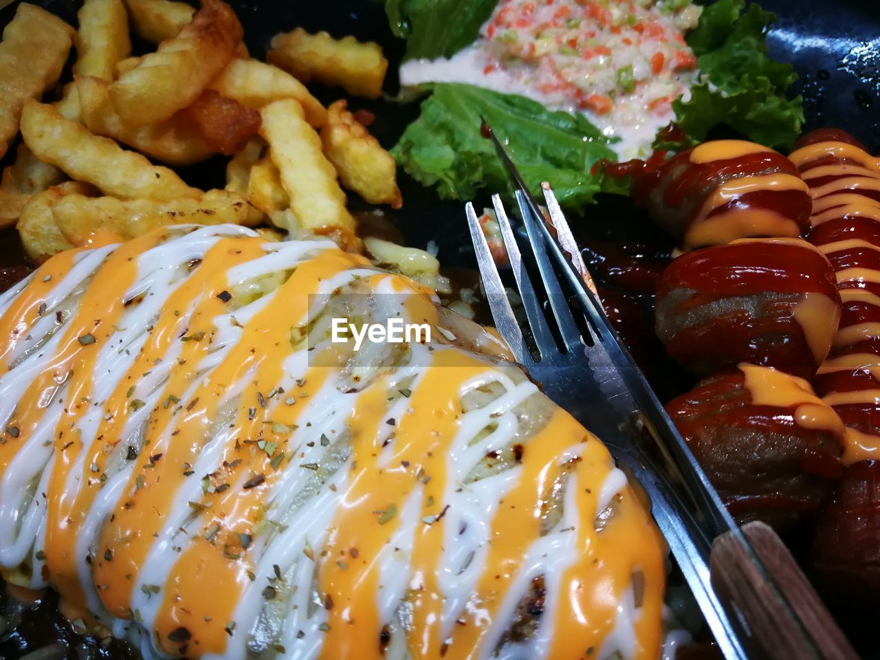 HIGH ANGLE VIEW OF FOOD IN PLATE