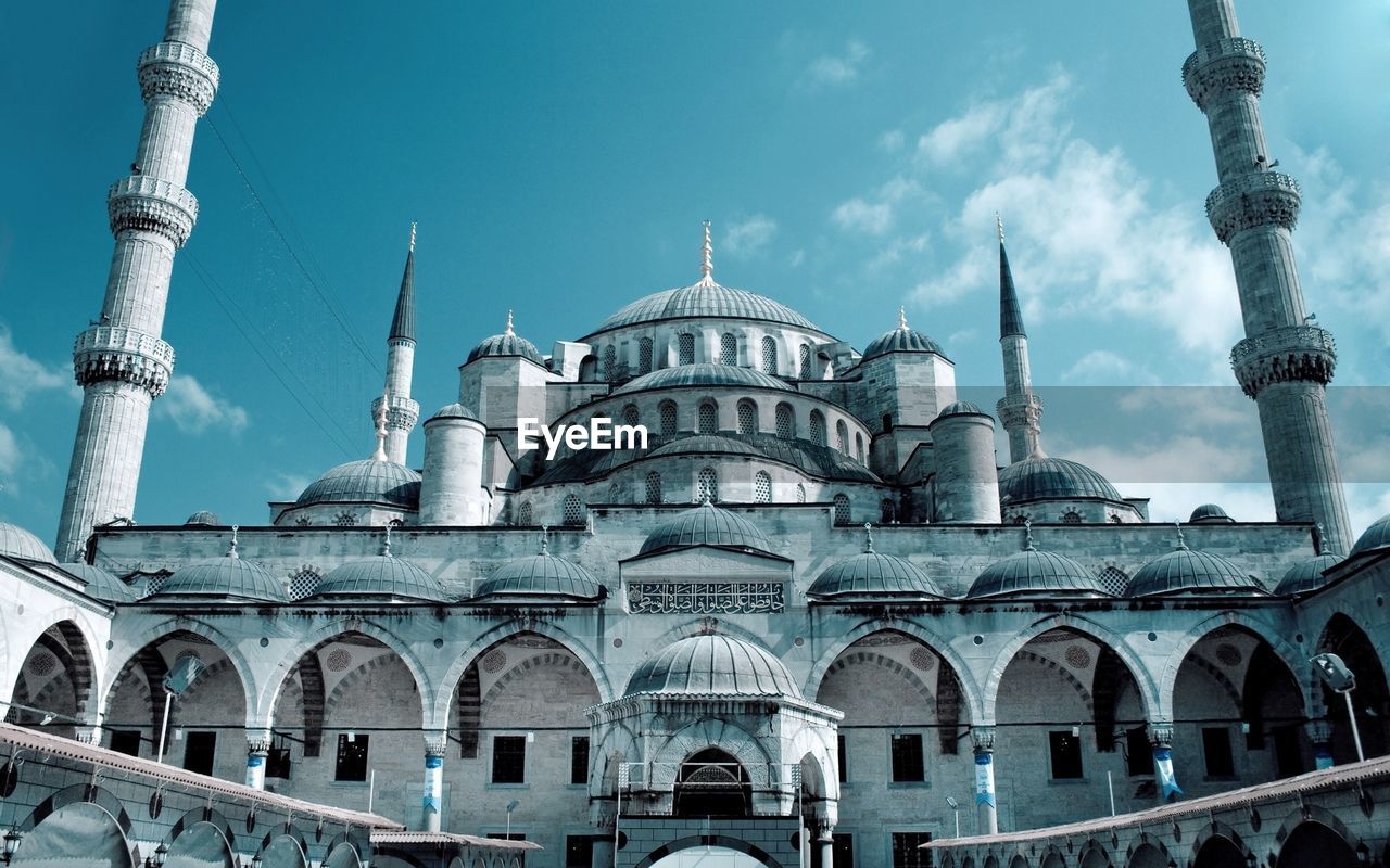 LOW ANGLE VIEW OF HISTORICAL BUILDING AGAINST SKY