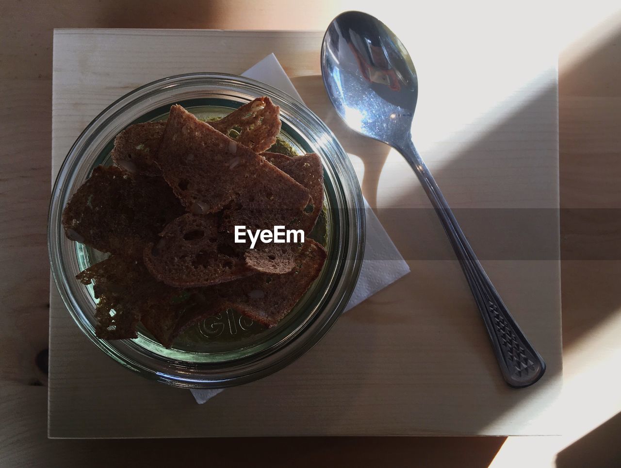 CLOSE-UP OF FOOD ON PLATE