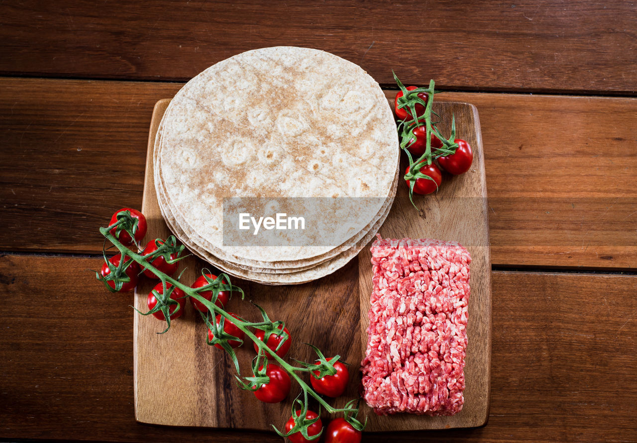 HIGH ANGLE VIEW OF BREAKFAST ON TABLE AGAINST WALL