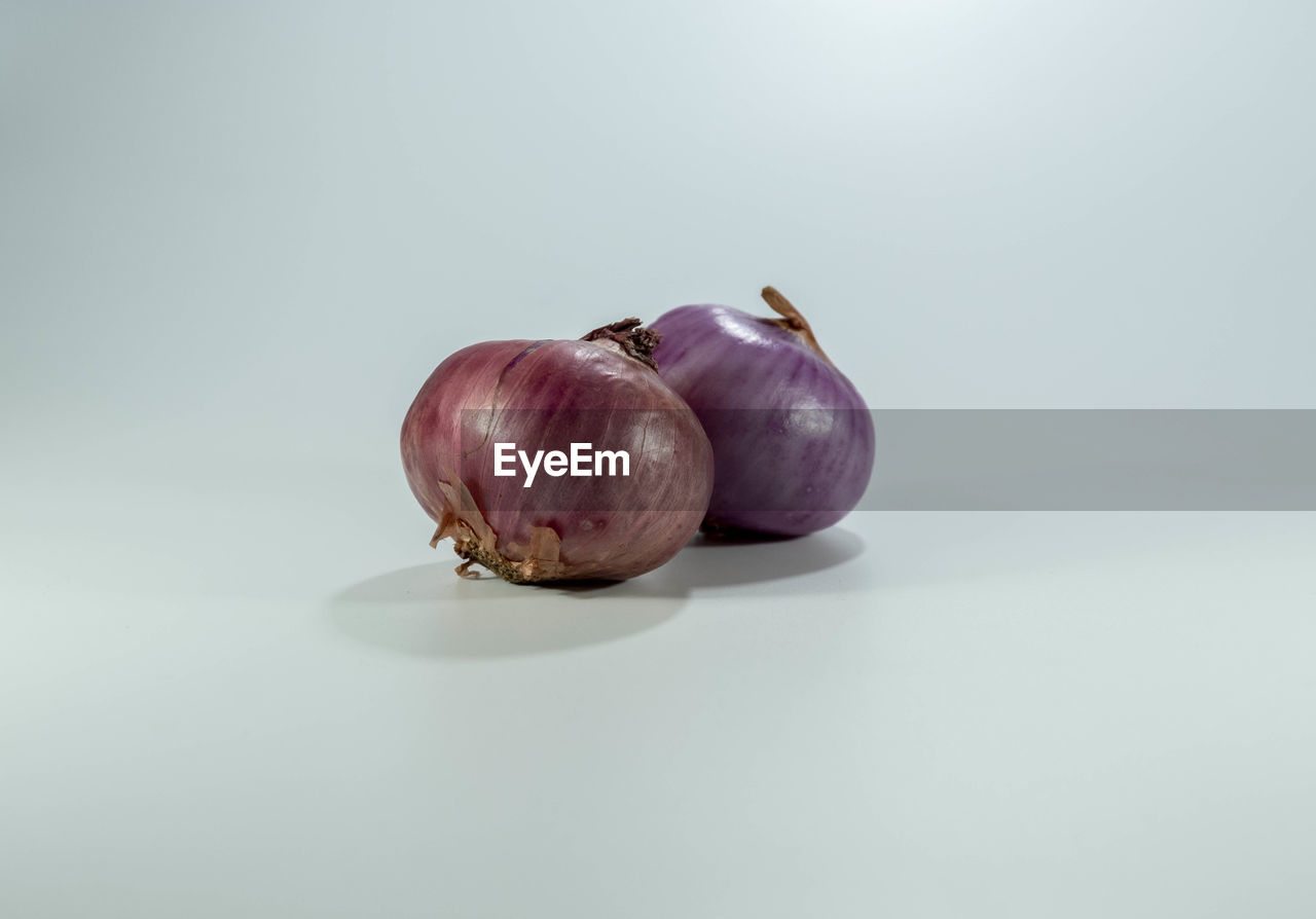 CLOSE-UP OF APPLE ON TABLE