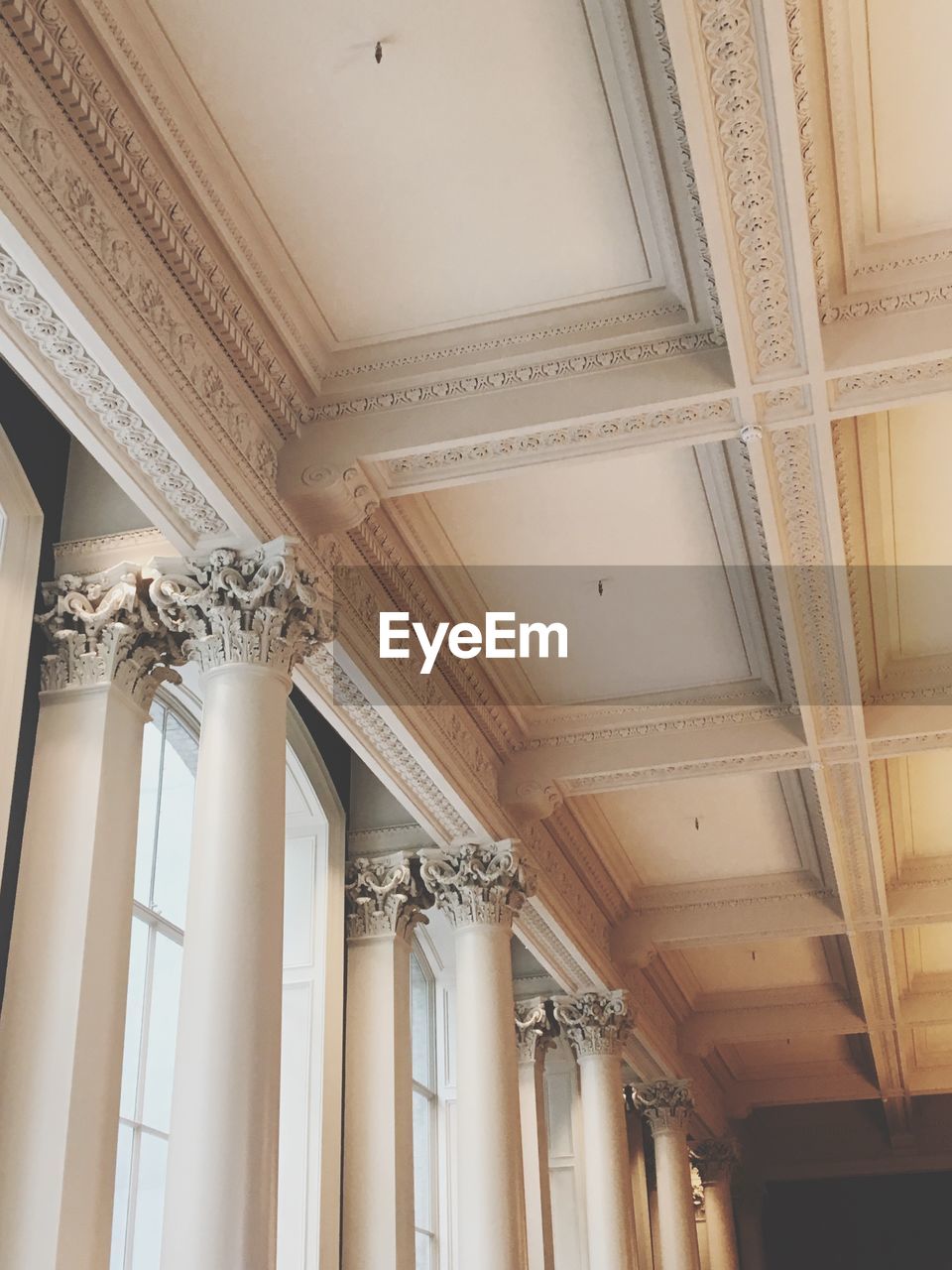 LOW ANGLE VIEW OF CEILING IN BUILDING