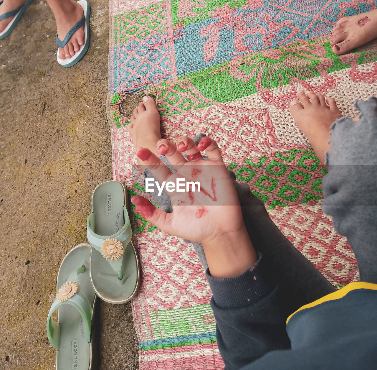 HIGH ANGLE VIEW OF HANDS AND WOMAN ON CUTTING BOARD