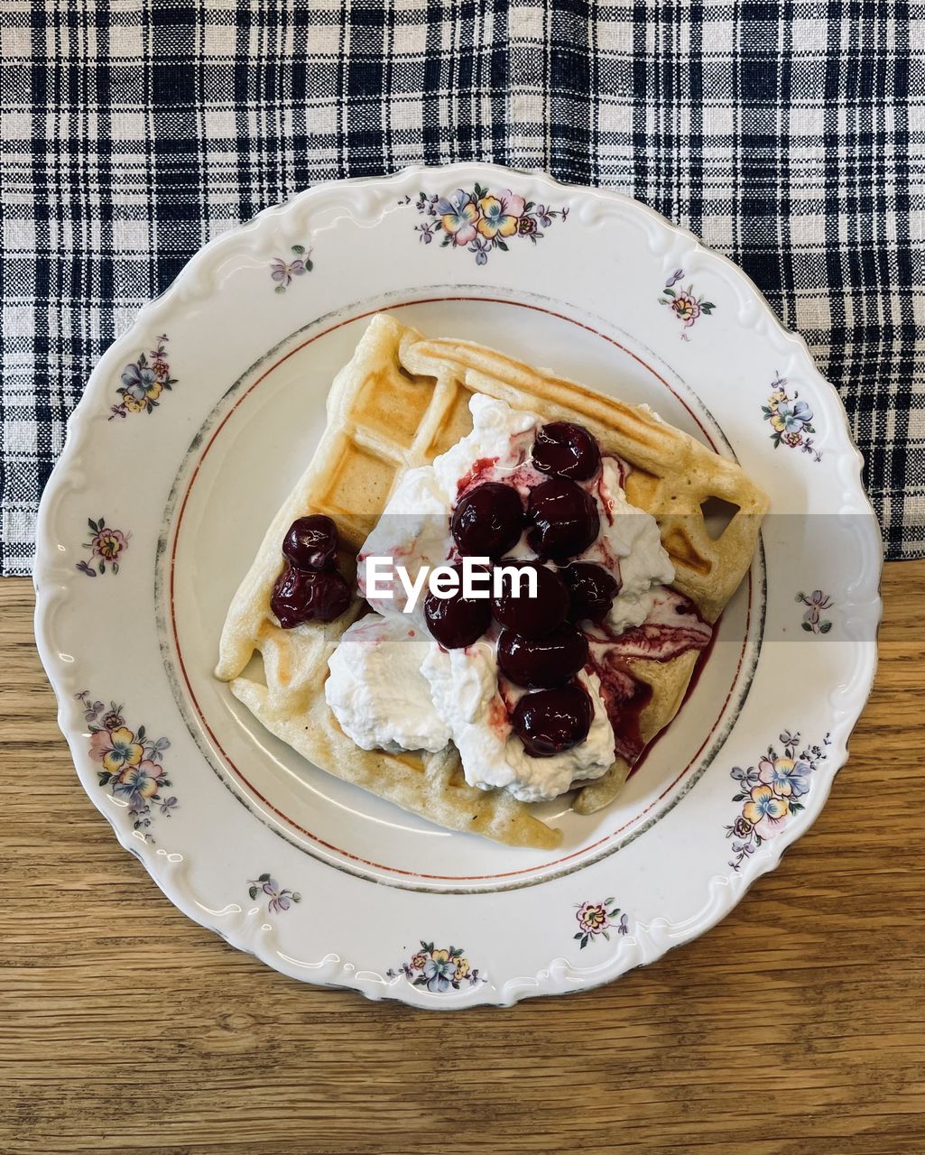 HIGH ANGLE VIEW OF BREAKFAST SERVED IN PLATE