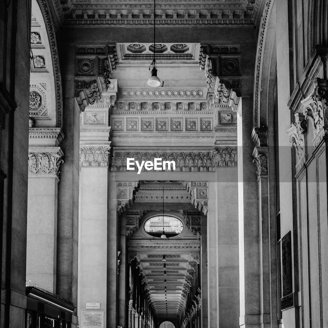 LOW ANGLE VIEW OF ORNATE CEILING IN BUILDING