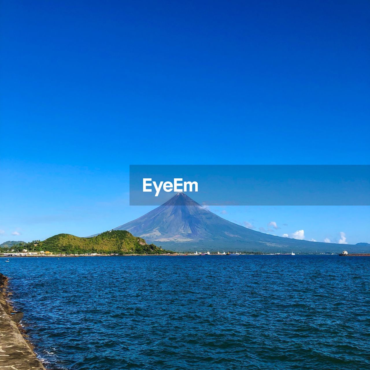 SCENIC VIEW OF SEA AGAINST BLUE SKY