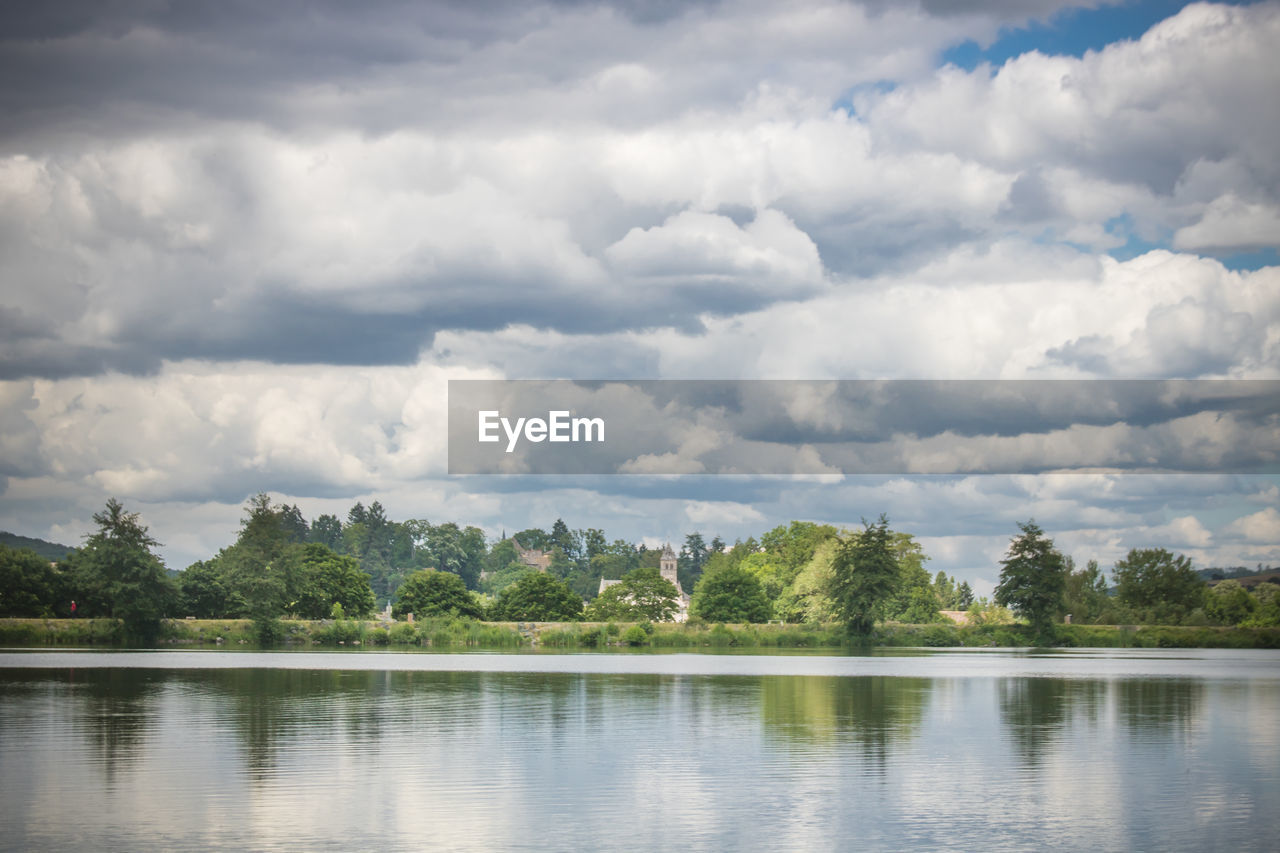 IDYLLIC VIEW OF LAKE AGAINST SKY