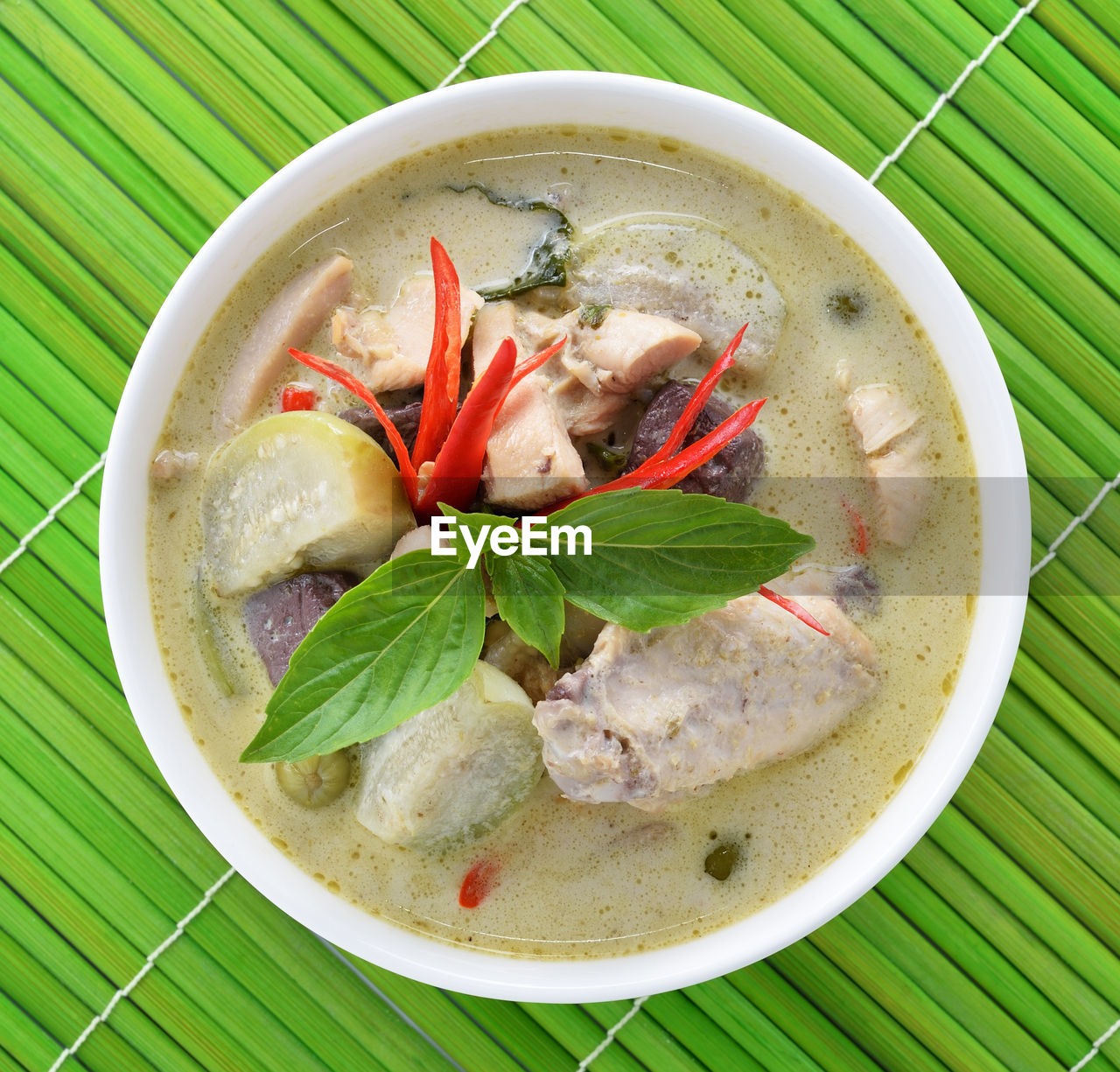 HIGH ANGLE VIEW OF SOUP IN BOWL