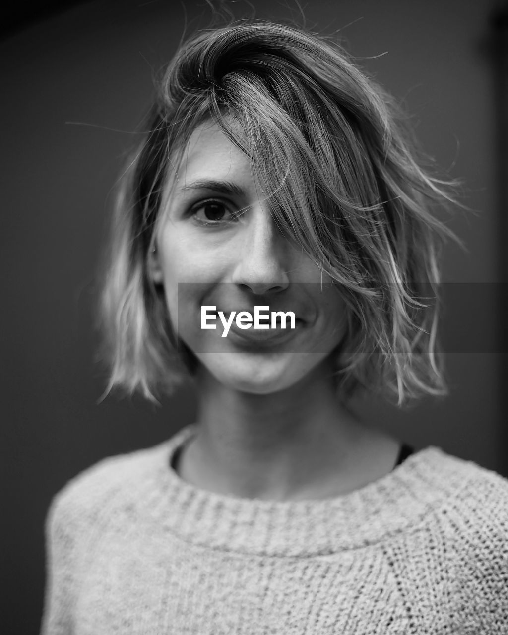 CLOSE-UP PORTRAIT OF SMILING YOUNG WOMAN