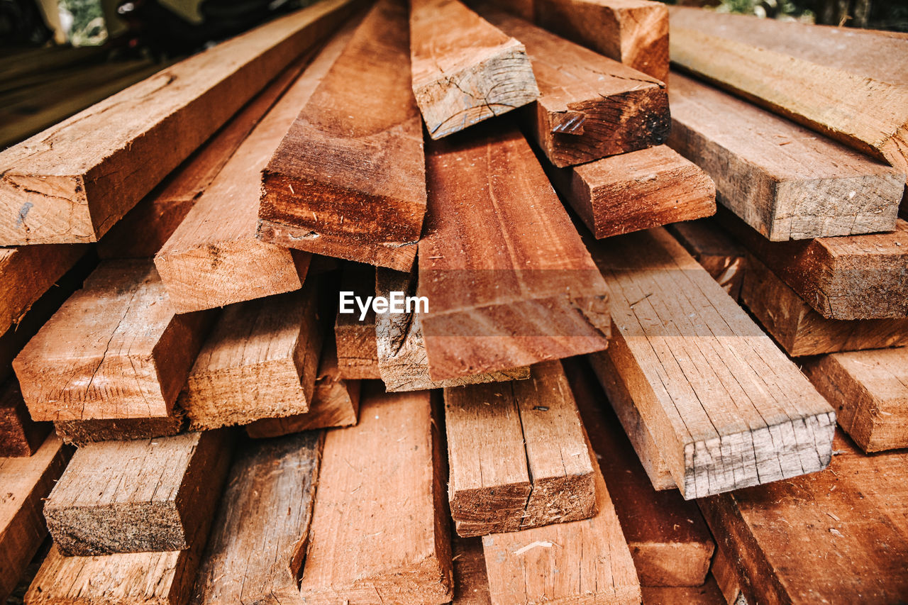 FULL FRAME SHOT OF WOODEN LOGS