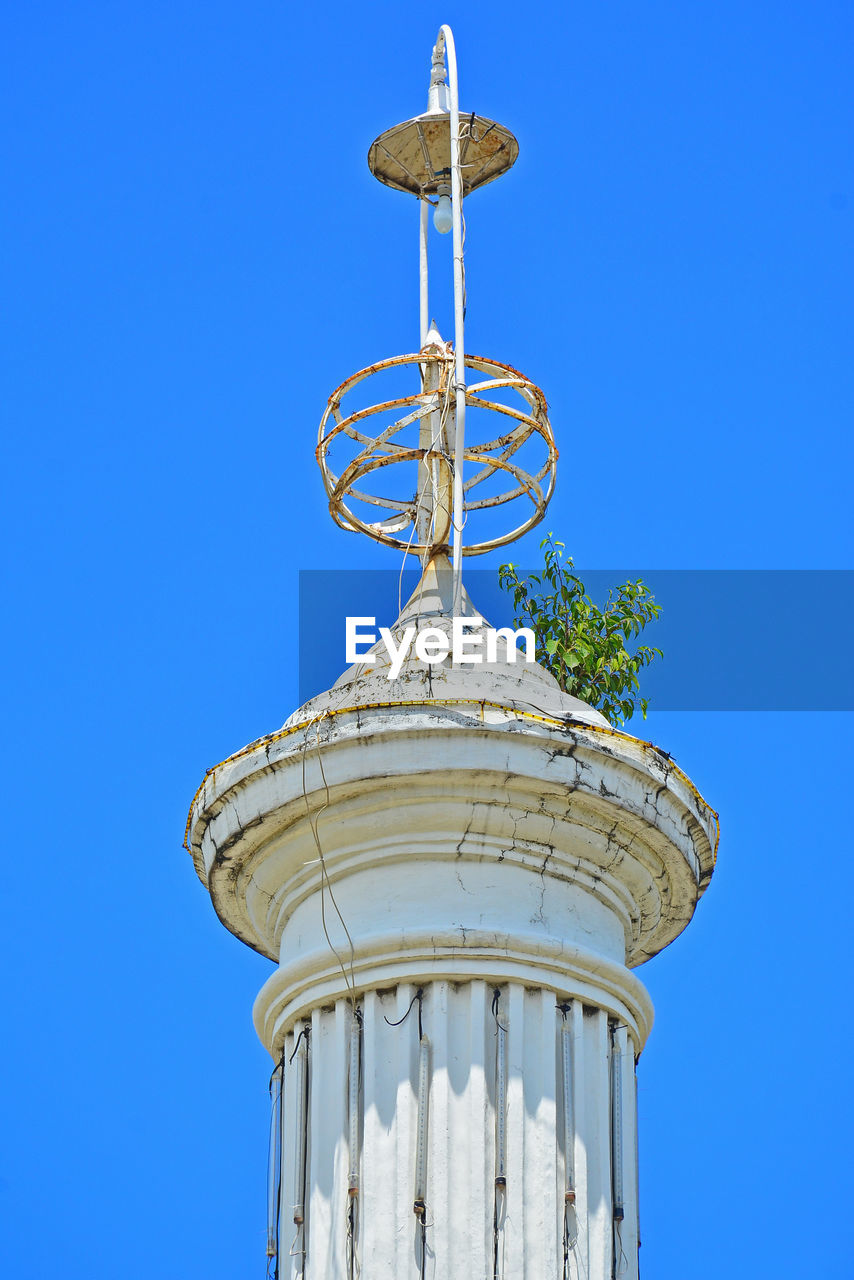 LOW ANGLE VIEW OF CROSS AGAINST CLEAR SKY