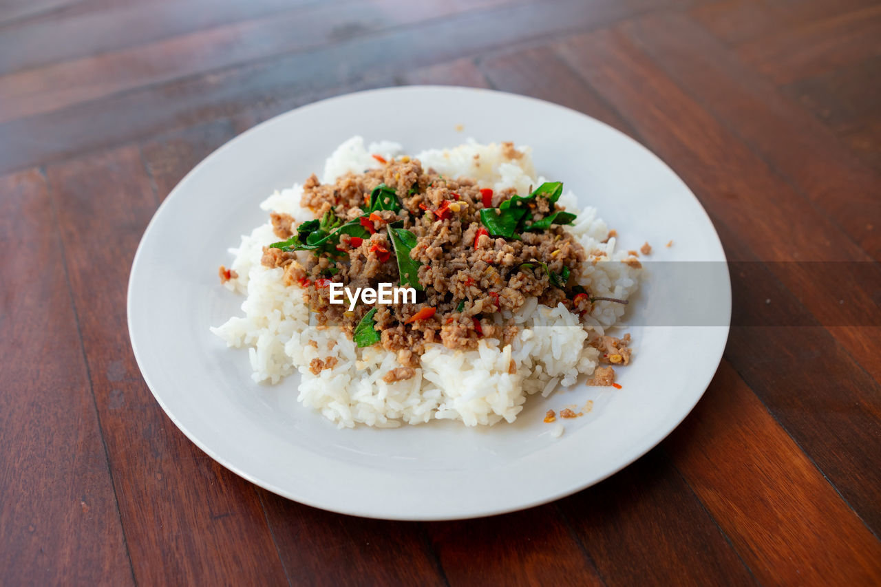 HIGH ANGLE VIEW OF MEAL SERVED IN PLATE