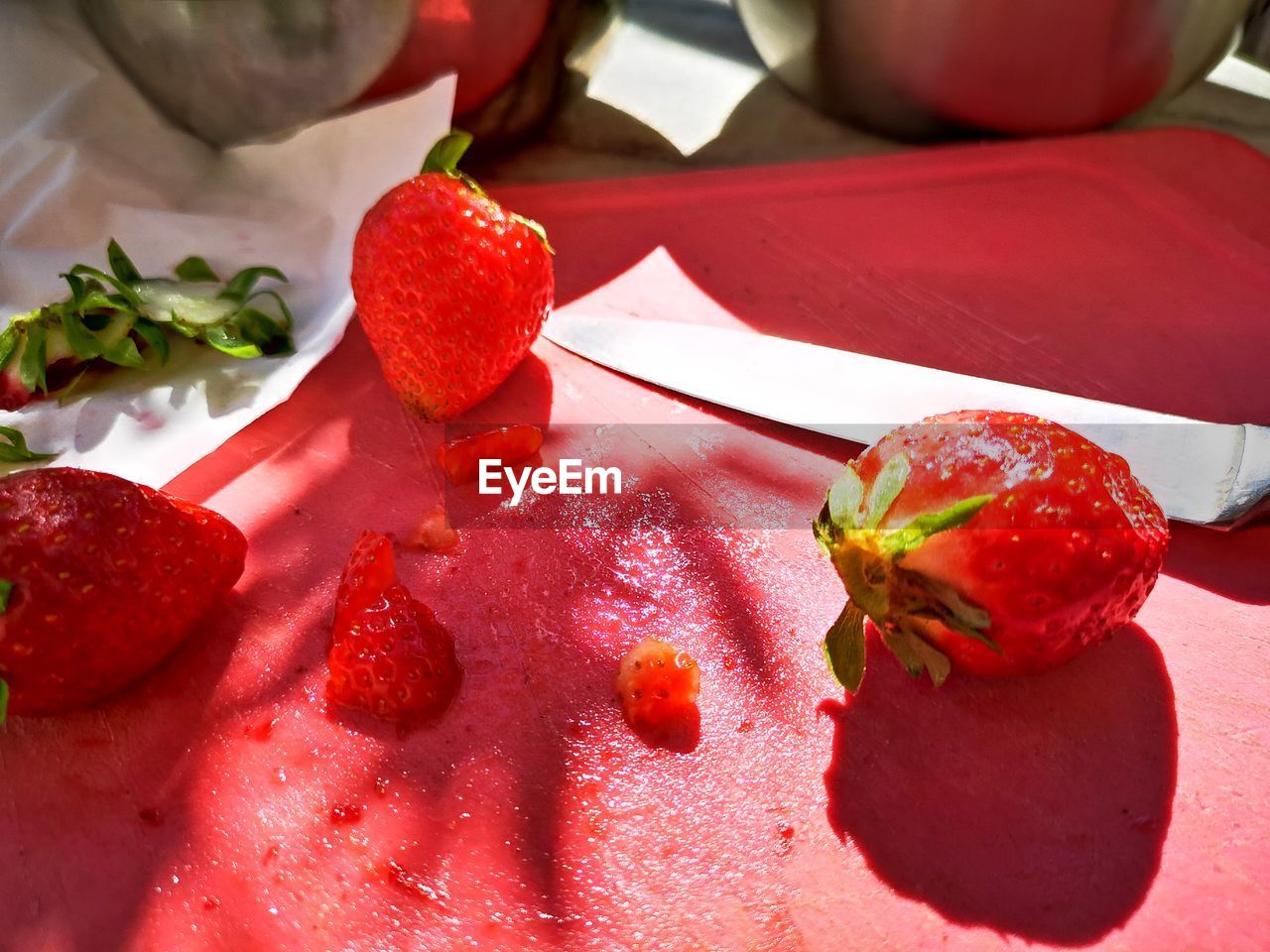 HIGH ANGLE VIEW OF CHOPPED STRAWBERRIES ON TABLE