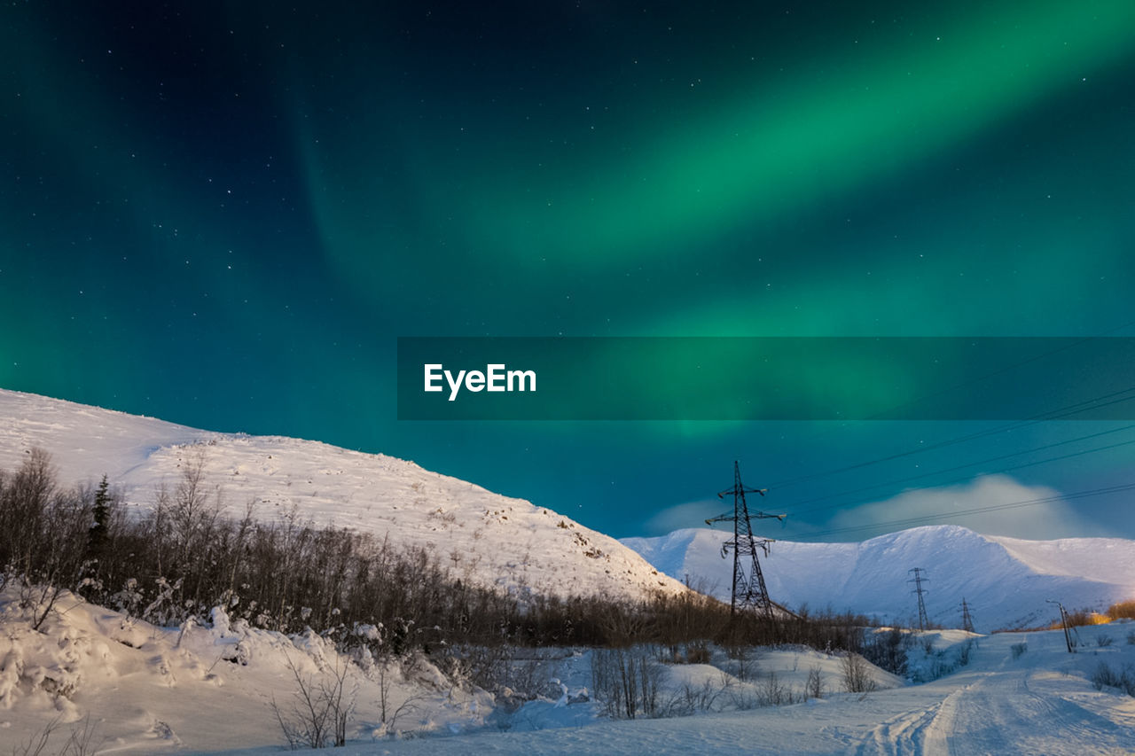 SCENIC VIEW OF SNOW COVERED MOUNTAINS AGAINST SKY