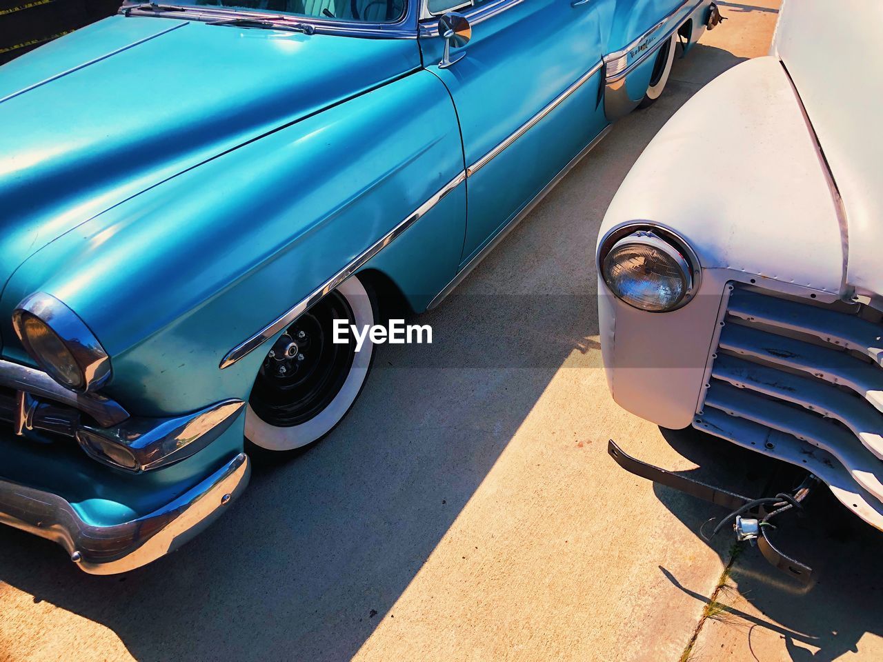 HIGH ANGLE VIEW OF VINTAGE CAR IN GARAGE