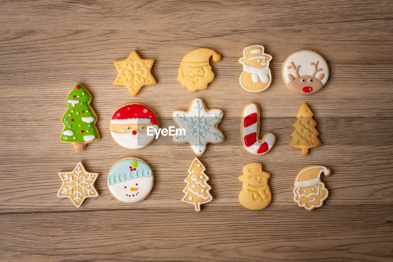 DIRECTLY ABOVE SHOT OF COOKIES AND TEXT ON TABLE