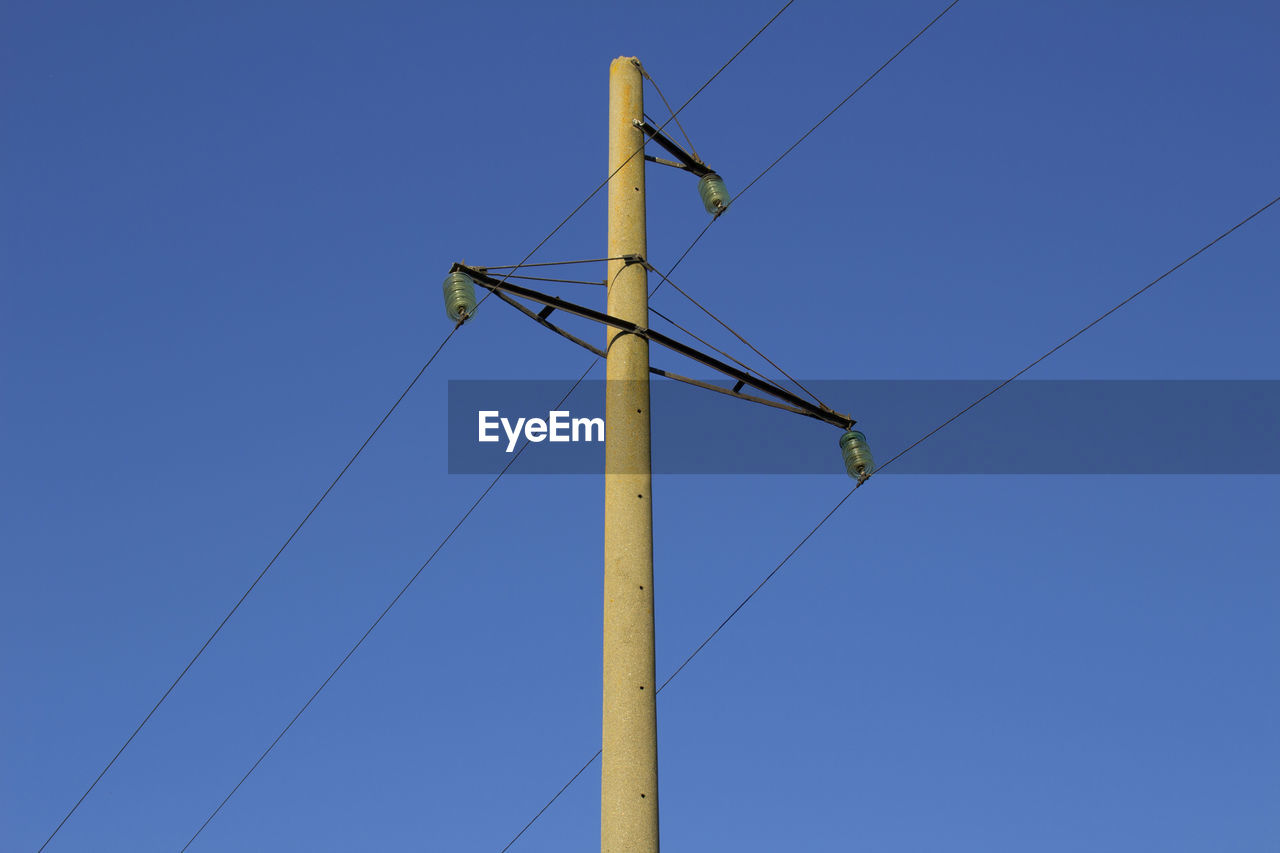 Electric high-voltage pole with linear wires