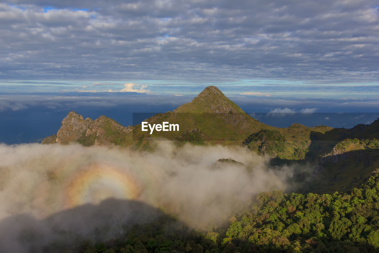 SCENIC VIEW OF MAJESTIC MOUNTAINS AGAINST SKY