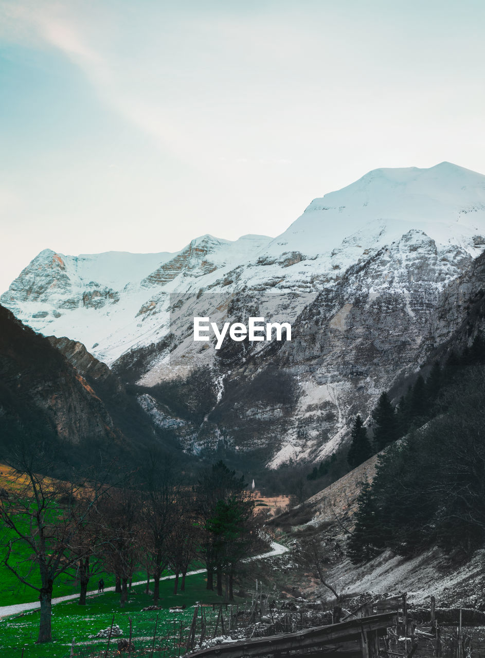 PANORAMIC VIEW OF SNOWCAPPED MOUNTAINS AGAINST SKY