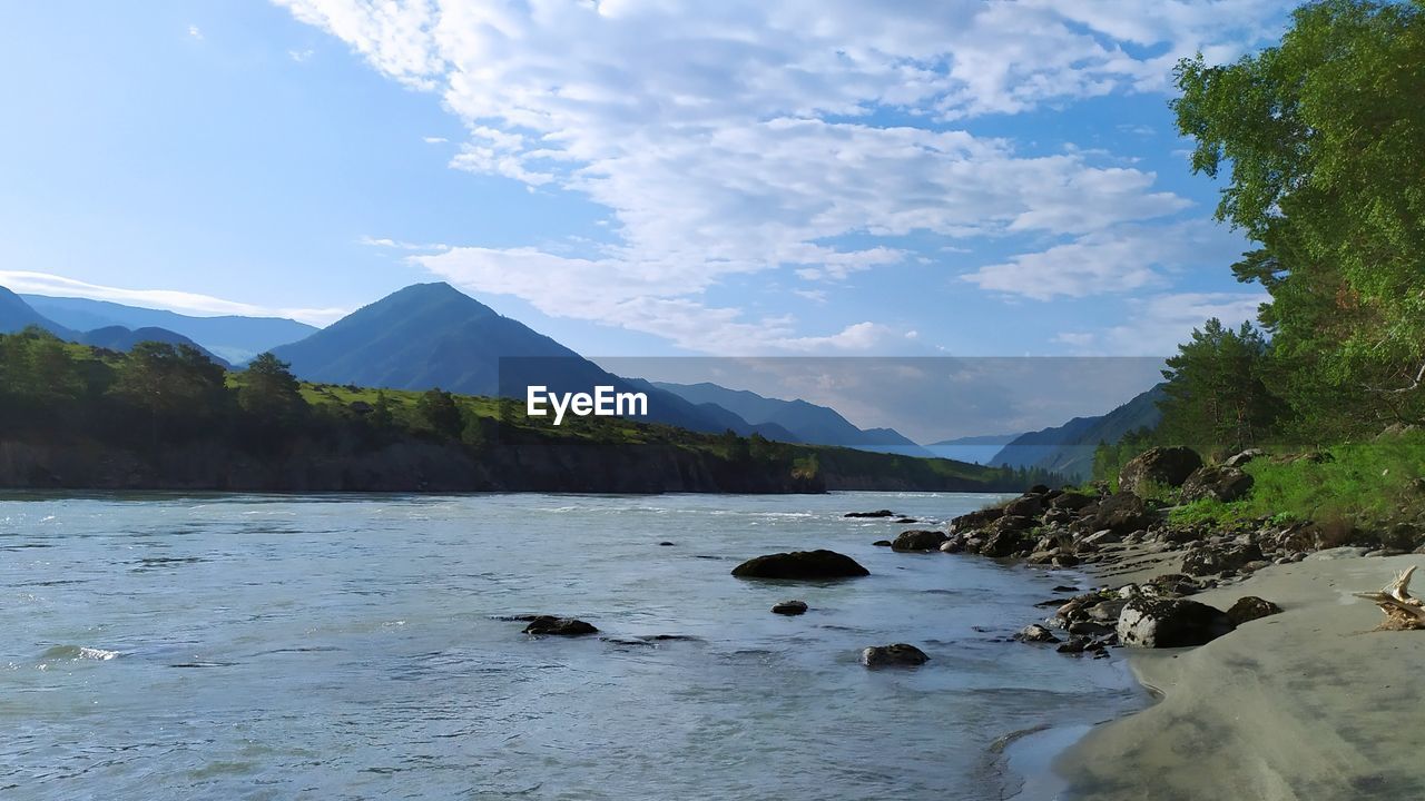 SCENIC VIEW OF SEA AND MOUNTAIN AGAINST SKY