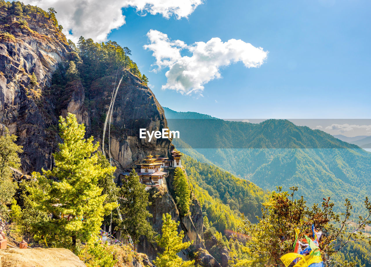 SCENIC VIEW OF MOUNTAIN RANGE AGAINST SKY