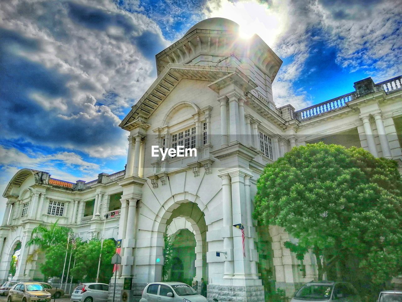 LOW ANGLE VIEW OF HISTORICAL BUILDING