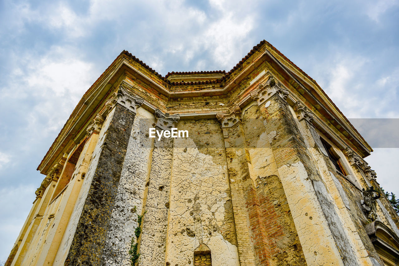 LOW ANGLE VIEW OF OLD TEMPLE AGAINST BUILDING