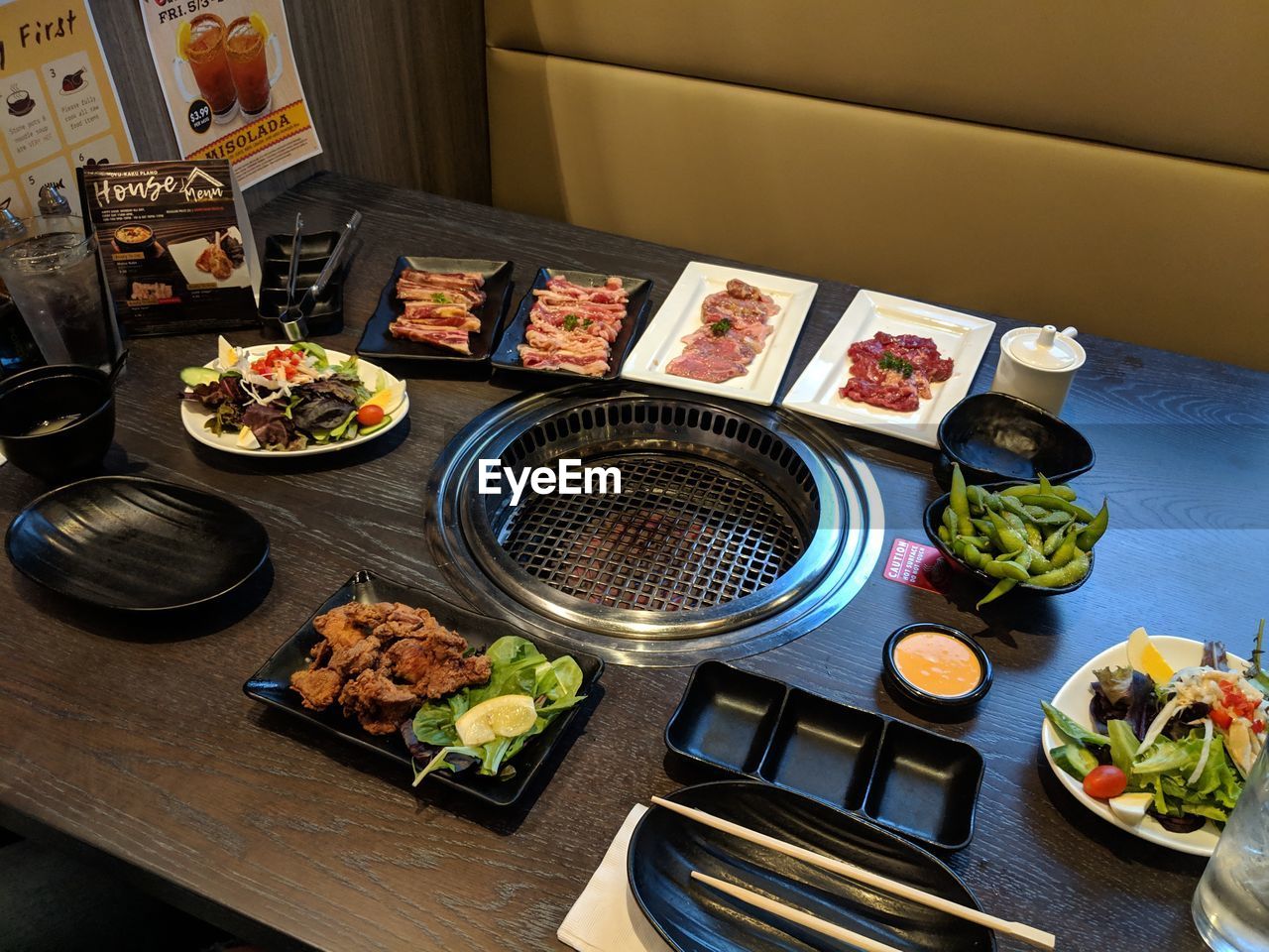 HIGH ANGLE VIEW OF FOOD ON CUTTING BOARD