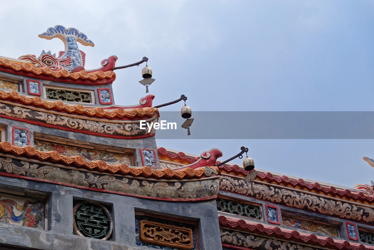 LOW ANGLE VIEW OF TRADITIONAL TEMPLE BUILDING AGAINST SKY