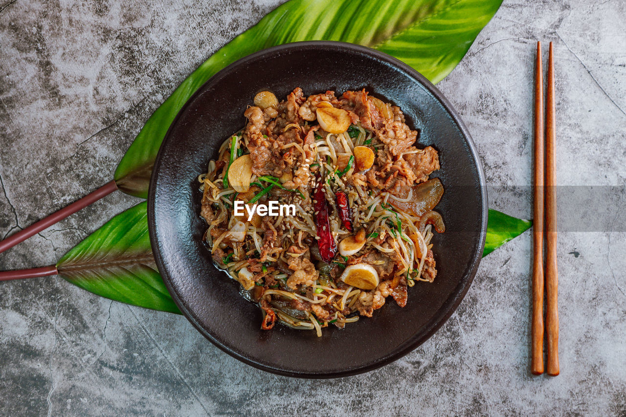 HIGH ANGLE VIEW OF FOOD IN PLATE