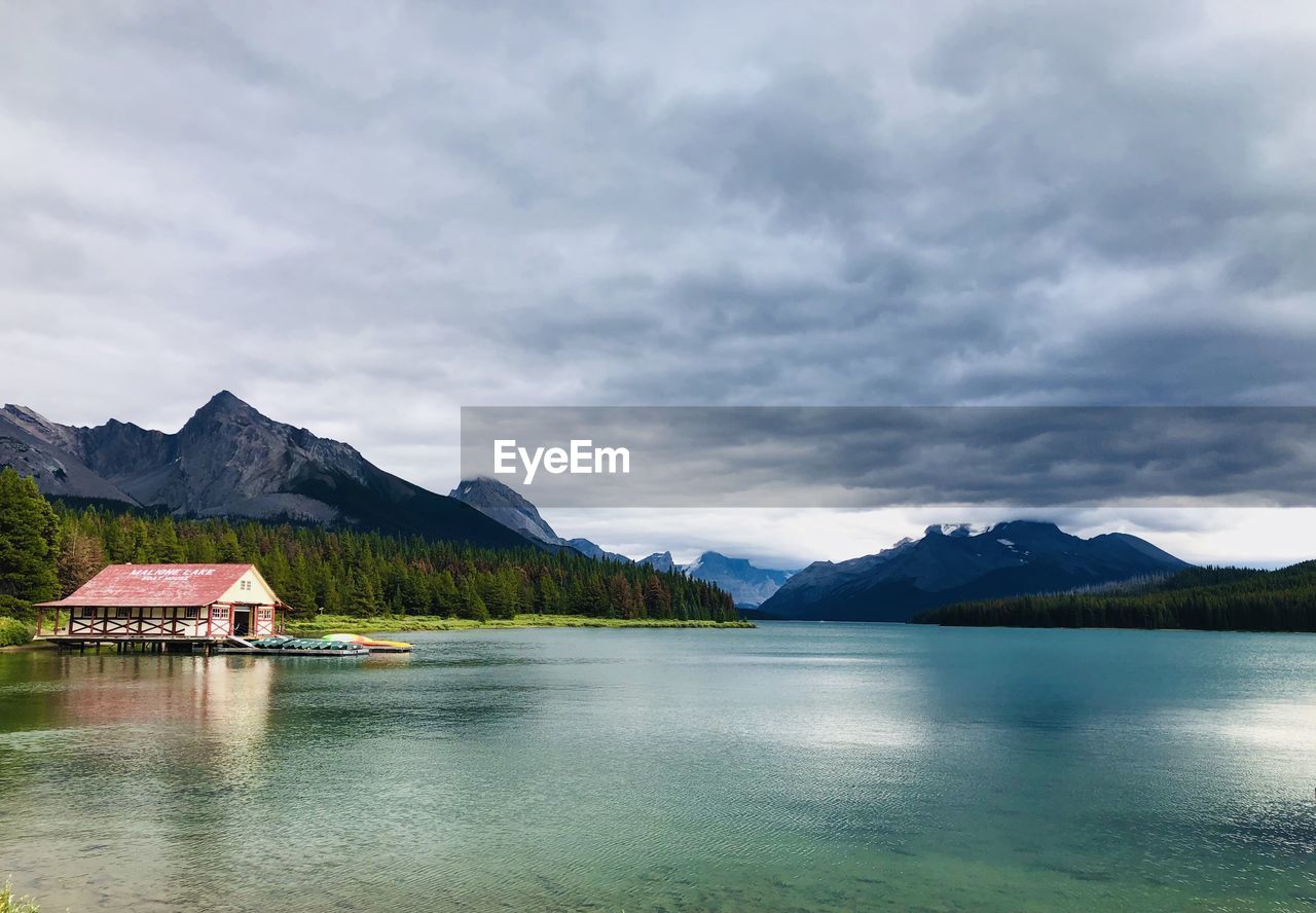 LAKE BY MOUNTAINS AGAINST SKY