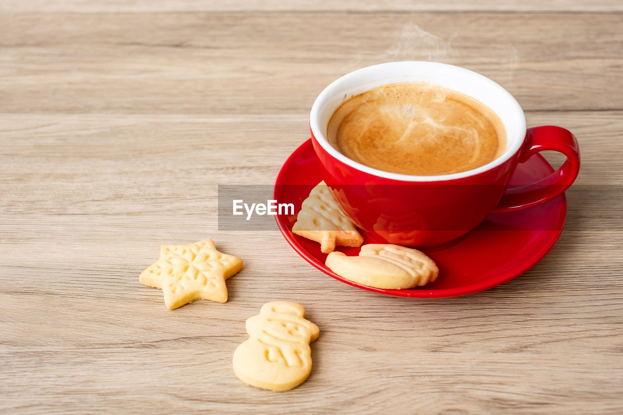 HIGH ANGLE VIEW OF COFFEE CUP AND COOKIES ON TABLE
