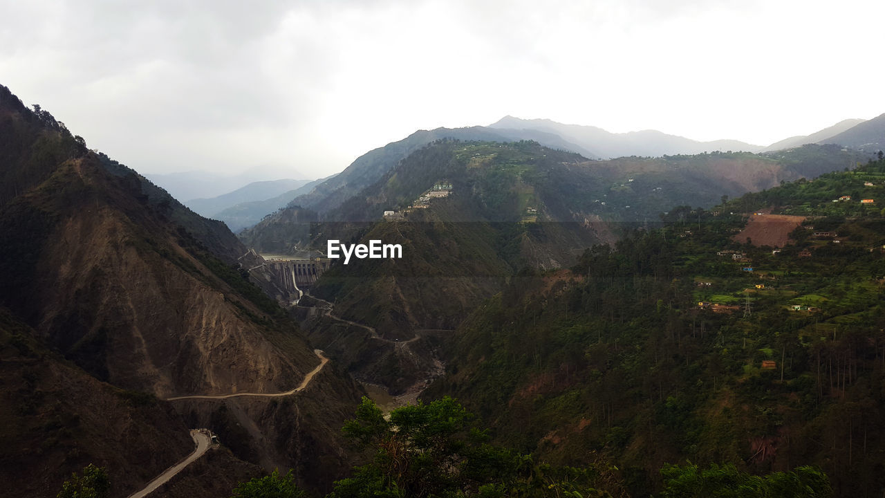 PANORAMIC VIEW OF MOUNTAINS AGAINST SKY