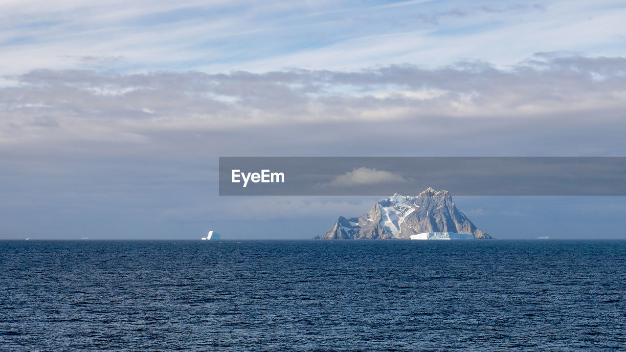 Scenic view of sea against the sky with elephant island, antarctica