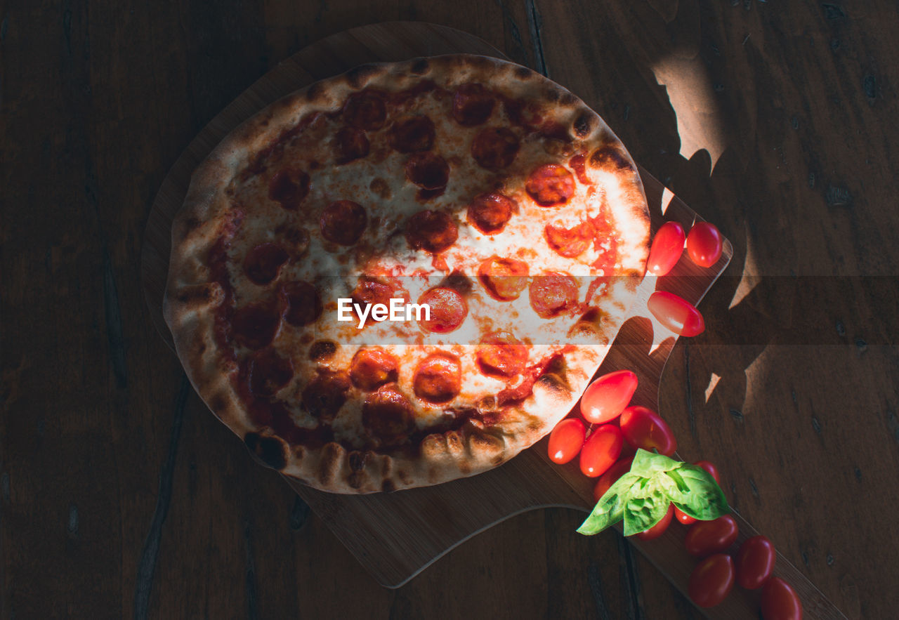 HIGH ANGLE VIEW OF PIZZA