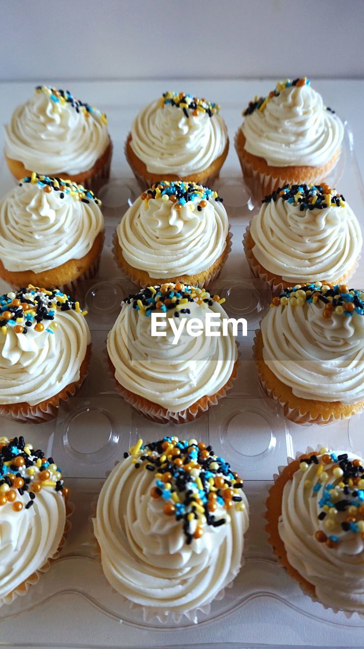 CLOSE-UP OF CUPCAKES ON PLATES