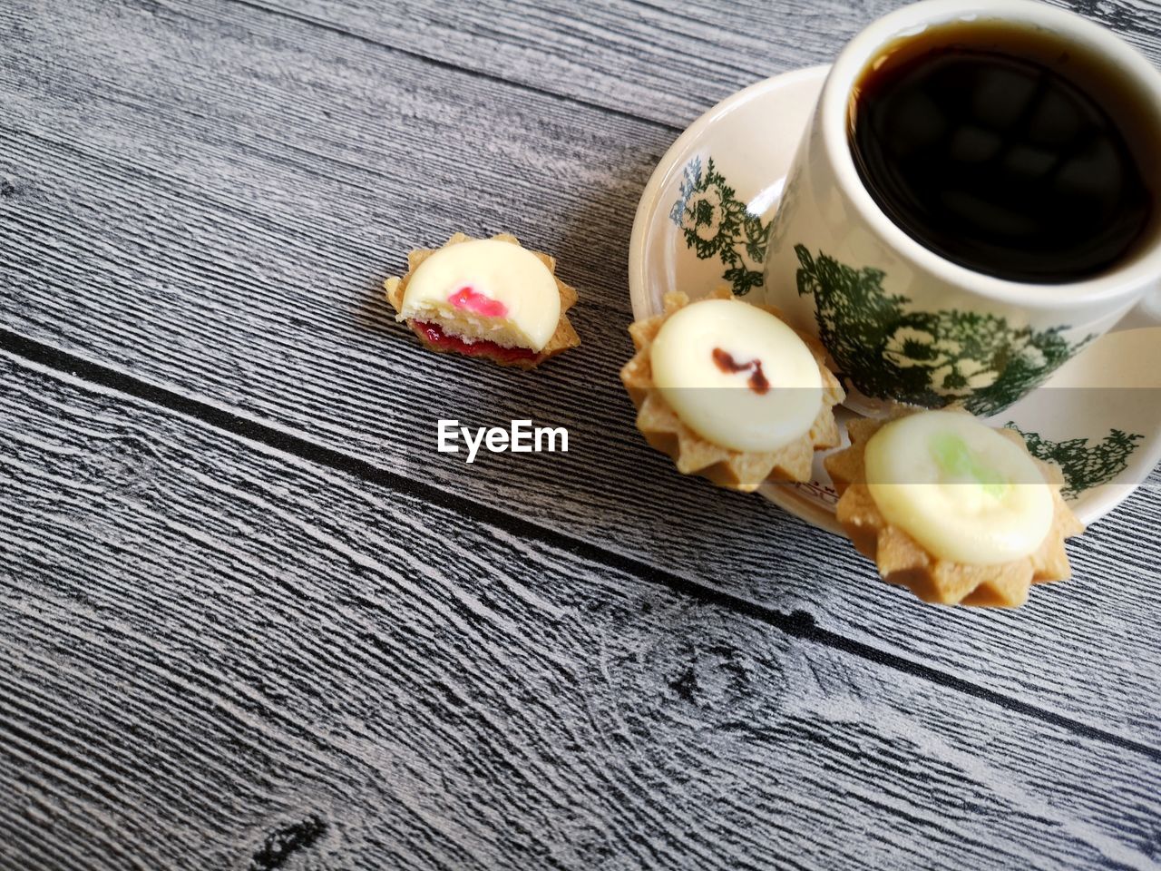 HIGH ANGLE VIEW OF ICE CREAM IN CUP ON TABLE