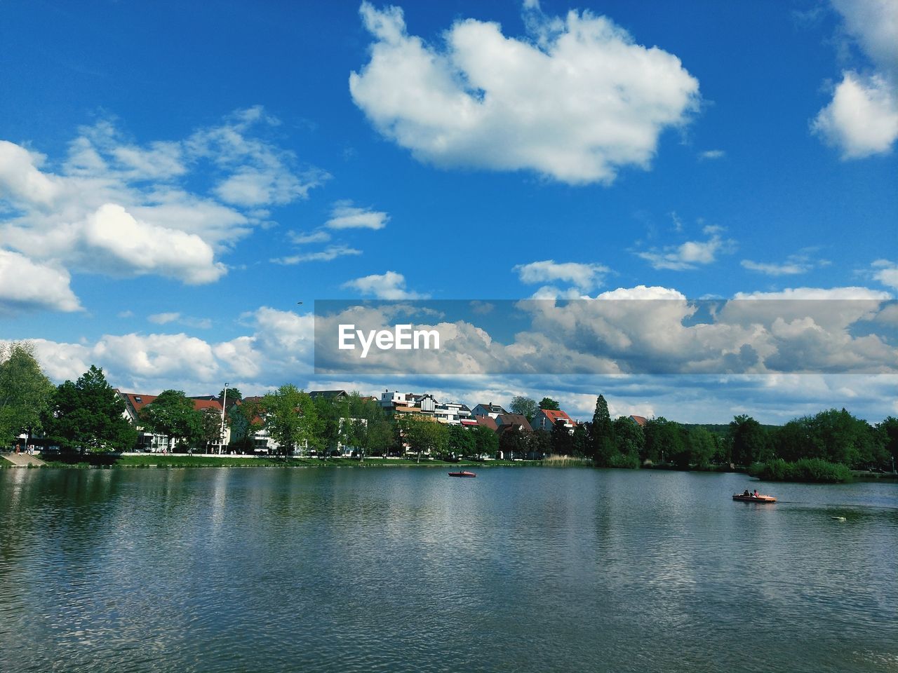 PANORAMIC VIEW OF LAKE AND BUILDINGS AGAINST SKY