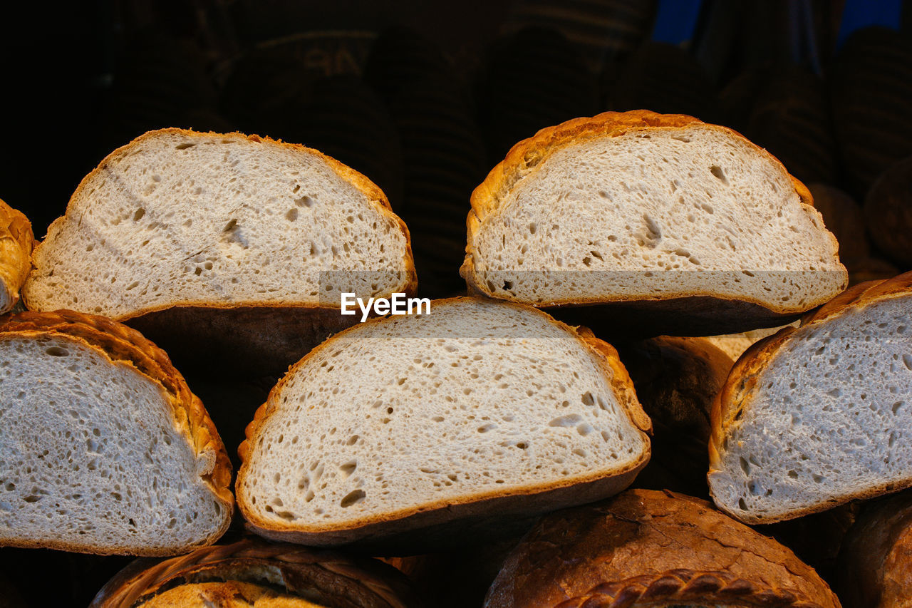 FULL FRAME SHOT OF BREAD IN CONTAINER