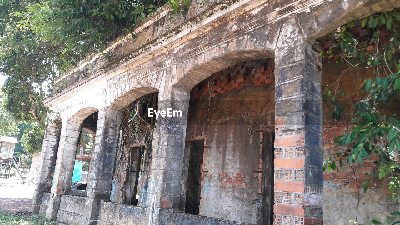 LOW ANGLE VIEW OF OLD RUIN BUILDING