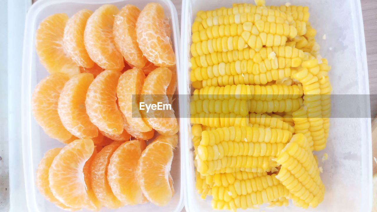 HIGH ANGLE VIEW OF FRESH ORANGE SLICES IN TRAY