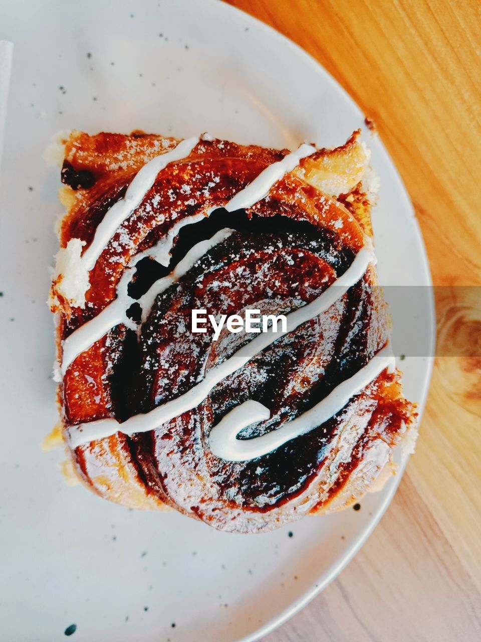 HIGH ANGLE VIEW OF BREAKFAST IN PLATE