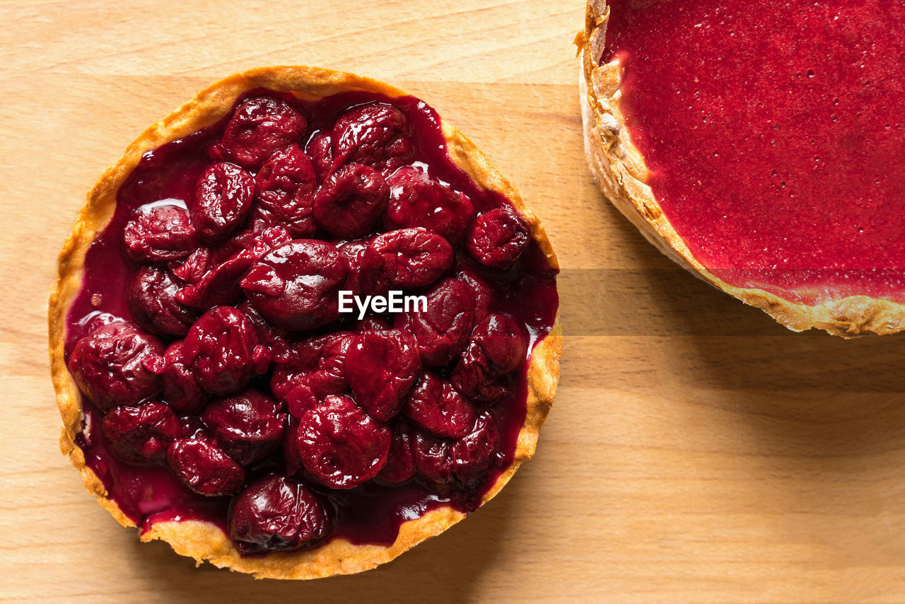 HIGH ANGLE VIEW OF DESSERT IN PLATE ON TABLE